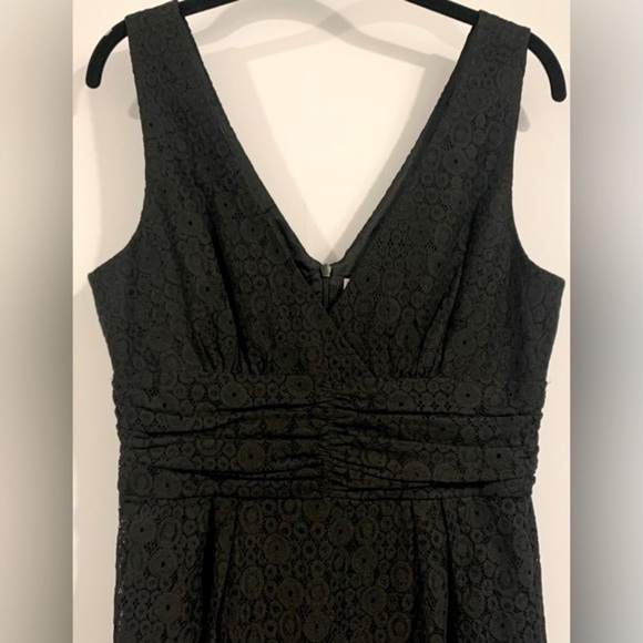 Excellent Condition, Trina Turk "Geralyn" Black Lace Sheath V-Neck Midi, Sz 8 - Picture 2 of 6